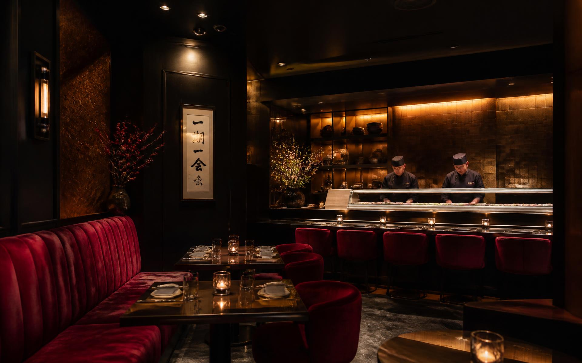 Salle du restaurant Soya Sushi Marrakech avec banquettes rouges et éclairage tamisé